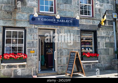 Harlech, Großbritannien, 13. Juli 2022: Das Schild für den Harlech-Laden Y Groser im Dorf Harlech in Nordwales Stockfoto