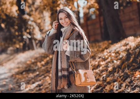 Foto von ziemlich nette Dame Geschäftsfrau gehen Arbeit Genießen Sie Morgen Herbst Wetter gekleidet warmen modernen Outfit Mantel gute Laune im Freien Stockfoto