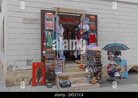 Budapest, Ungarn - 31. Juli 2022: Souvenirladen in der Hess Andras Straße in der Nähe der Budaer Burg im ersten Bezirk. Stockfoto