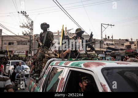 Gaza, Palästina. 04. Oktober 2022. Bewaffnete maskierte Kämpfer der Al-Quds Brigaden, des militärischen Flügels des Islamischen Jihad, während einer Kundgebung anlässlich des 35.. Jahrestages der Gründung der Bewegung in Khan Yunis im südlichen Gazastreifen. Kredit: SOPA Images Limited/Alamy Live Nachrichten Stockfoto