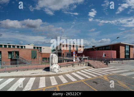 Mondovì, Cuneo, Italien - 08. August 2022: Haupteingang des Krankenhauses Regina Montis Regalis von Mondovì ASL CN 1. Stockfoto