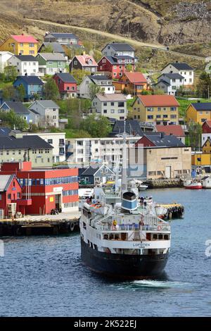 Das traditionelle Motorschiff Lofoten legt im Hafen von Honningsvag, Norwegen, an. Stockfoto