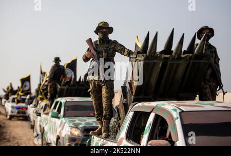 Gaza, Palästina. 05. Oktober 2022. Bewaffnete maskierte Kämpfer der Al-Quds Brigaden, des militärischen Flügels des Islamischen Jihad, während einer Kundgebung anlässlich des 35.. Jahrestages der Gründung der Bewegung in Khan Yunis im südlichen Gazastreifen. (Foto von Yousef Masoud/SOPA Images/Sipa USA) Quelle: SIPA USA/Alamy Live News Stockfoto