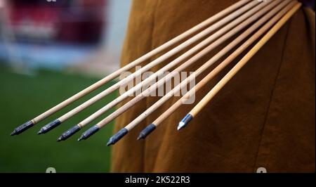 Holzpfeile für den Bogen. Handgefertigte Pfeile im mittelalterlichen Stil. Pfeilspitzen historische Rekonstruktion - Pfeile für den Bogen. Mittelalterlicher Bogenschütze. Stockfoto