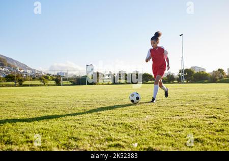 Mädchen, die auf dem Rasen laufen, Fußball-Fitness, um Fußball zu kicken und junge Kinder, die Energie in Brasilien trainieren. Starkes, gesundes Kind, zukünftige sportliche Betätigung Stockfoto