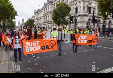 London, Großbritannien. 5.. Oktober 2022. Stoppen Sie einfach die Öldemonstranten vor der Downing Street. Einige Aktivisten klebten ihre Hände an die Straße, und der Protest war Teil einer Reihe von Demonstrationen, die täglich in Westminster stattfanden, wobei die Klimaschutzgruppe ein Ende der fossilen Brennstoffe und einen Wechsel zu erneuerbaren Energien forderte. Kredit: Vuk Valcic/Alamy Live Nachrichten Stockfoto