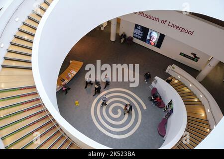 Ein Blick von der Spitze der riesigen Wendeltreppe auf das Spiralmuster unten am Museum of Liverpool Stockfoto