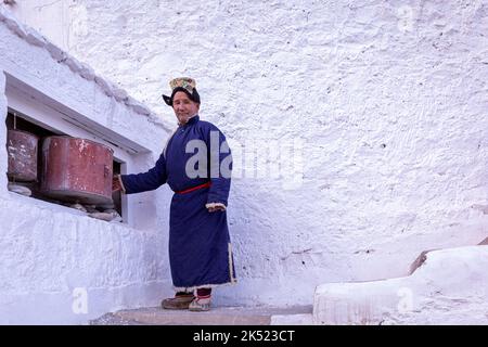 Älterer Mann in traditioneller Ladakhi-Kleidung, Kloster Spituk (Gompa), Bezirk Leh, Ladakh, Indien Stockfoto