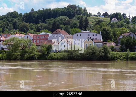 Bunte Stadtsilhouette eines Stadtteils Passau mit dem Inn. Stockfoto