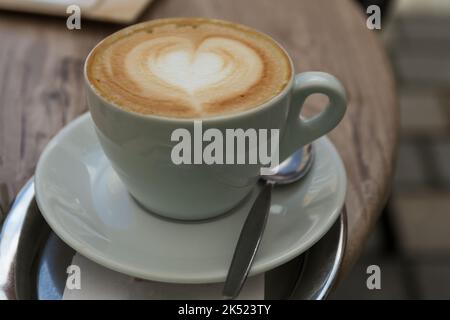 Eine Tasse Cappuccino mit einem Herzen aus Milchschaum Stockfoto
