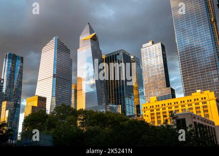 Wetterlichtung über der Hudson Yards Entwicklung in New York am Donnerstag, 22. September 2022. (© Richard B. Levine) Stockfoto