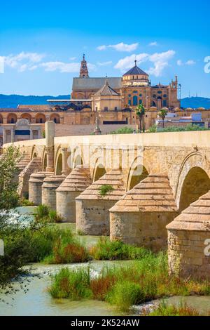 Straßenblick auf die alte andalusische Stadt Cordoba mit dem Fluss Guadalquivir und der Großen Moschee (Mezquita Kathedrale), Spanien. Stockfoto