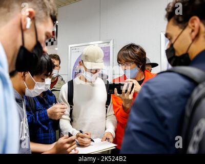 Japan, 05/10/2022, Suzuka International Racing Circuit 5/10/2022. Pierre Gasly (FRA) vom Team AlphaTauri kommt auf dem Weg nach Suzuka am Bahnhof Shiroko an und wird von Fans begrüßt. Credit corleve/Alamy Live News. Stockfoto