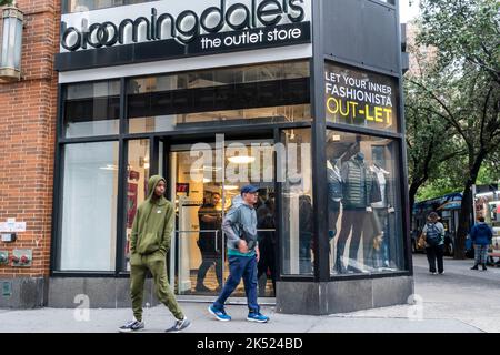 Bloomingdale's The Outlet Store in der Upper West Side in New York am Samstag, den 1. Oktober 2022. Das Geschäft verkauft reduzierte Waren, um besser mit preisgünstigen Einzelhändlern wie TJ Maxx konkurrieren zu können. (© Richard B. Levine) Stockfoto