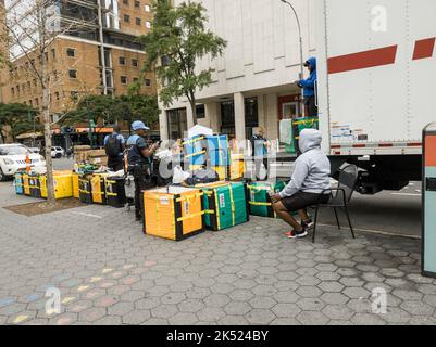 Am Sonntag, den 25. September 2022, bereiten Arbeiter Amazon-Lieferungen für den Vertrieb im Stadtteil Lincoln Square in New York vor. (© Richard B. Levine) Stockfoto