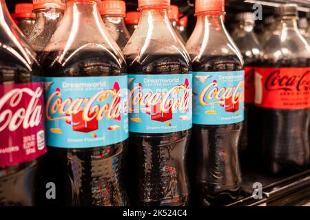 Am Dienstag, den 27. September 2022, in einem Supermarkt in New York Flaschen mit Dreamworld-Aroma in limitierter Auflage von Coca-Cola-Neuheit. (© Richard B. Levine) Stockfoto