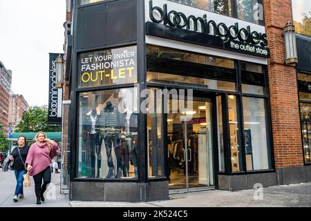 Bloomingdale's The Outlet Store in der Upper West Side in New York am Samstag, den 1. Oktober 2022. Das Geschäft verkauft reduzierte Waren, um besser mit preisgünstigen Einzelhändlern wie TJ Maxx konkurrieren zu können. (© Richard B. Levine) Stockfoto