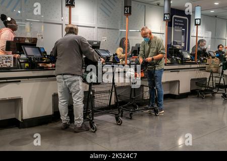 Kassierer in einem Whole Foods Market Supermarkt in New York am Donnerstag, den 29. September 2022. Die US-Notenbank veröffentlichte Daten, die zeigen, dass die Inflation hartnäckig hoch bleibt. (© Richard B. Levine) Stockfoto