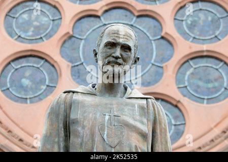 Statue von Charles de Foucauld, rue Saint Léon in Straßburg. Charles de Foucauld, geboren am 15. September 1858 in Straßburg (Frankreich), Kavallerieoffizier in der französischen Armee, wurde Forscher und Geograph, später katholischer Ordensmann, Priester, Eremit und Sprachwissenschaftler, wurde am 13. November 2005 von Papst Benedikt XVI. Selig gesprochen und am 15. Mai 2022 von Papst Franziskus heiliggesprochen. Er wird am 1.. Dezember gefeiert. 02. Oktober 2022, in Straßburg Nordostfrankreich. Foto von Nicolas Roses/ABACAPRESS.COM Stockfoto