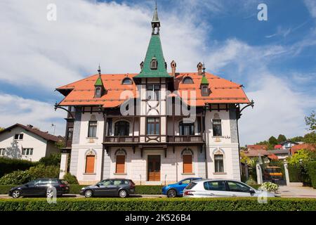 Ein historisches traditionelles Haus in der kleinen Stadt Vrhnika in der Nähe von Ljubljana in Zentralslowenien Stockfoto