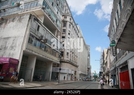 salvador, bahia, brasilien - 30. september 2022: Blick auf die Rua Chile im historischen Zentrum der Stadt Salvador. Stockfoto