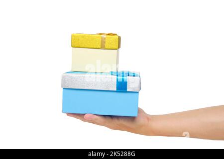 Hand hält zwei Geschenkschachteln, auf weißem Hintergrund von Isolate Stockfoto