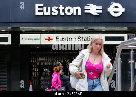 London, Großbritannien. 05. Oktober 2022. Der Bahnhof London Euston ist geschlossen, da der Eisenbahnstreik andauert. Die Mitglieder der Gewerkschaft ASLEF streiten über Lohn- und Arbeitsbedingungen. Kredit: SOPA Images Limited/Alamy Live Nachrichten Stockfoto