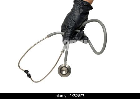 Männliche Ärztin Hand in einem schwarzen medizinischen Handschuh hält ein Stethoskop auf einem weißen isolierten Hintergrund.Diagnose von Herzerkrankungen Stockfoto