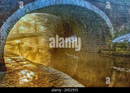 Eine Winterszene am Leeds and Liverpool Canal bei Bank Newton bei Skipton. Stockfoto