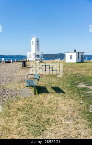 Der Leuchtturm in der Nähe des Wassers bei Brown's Point, Washington. Stockfoto