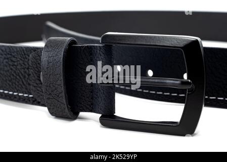 Schwarze Männer-Nahaufnahme des Gürtels auf weißem Hintergrund. Herrenbekleidung Accessoire Stockfoto