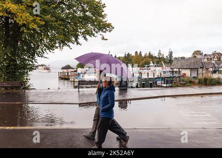 Lake Windermere Cumbria 5. Oktober 2022 .UK Wetter Schwere Duschen Bowness on Windermere Credit: Gordon Shoosmith/Alamy Live News Stockfoto