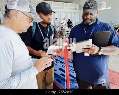 Pine Island, FL, (Okt 4, 2022) - FEMA Disaster Survivor Assistance Teams helfen nach dem Unfall von Ian. Stockfoto