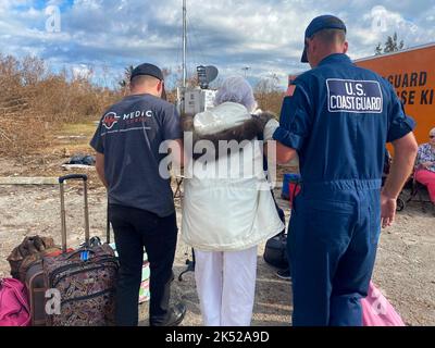 Matlacha Isles, FL, (Okt 4, 2022) - die FEMA und die US-Küstenwache helfen dem Überlebenden des US-amerikanischen Vorarters Ian. Stockfoto