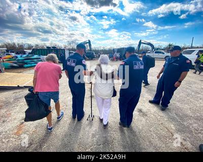 Matlacha Isles, FL, (Okt 4, 2022) - die FEMA und die US-Küstenwache helfen dem Überlebenden des US-amerikanischen Vorarters Ian. Stockfoto