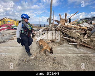 Matlacha Isles, FL, (Okt 4, 2022) - FEMA Urban Search and Rescue Ohio Task Force 1 führt Such- und Rettungsaktionen durch. Stockfoto