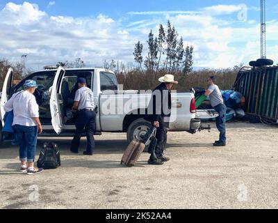 Matlacha Isles, FL, (Okt 4, 2022) - Pine Island Feuerwehrleute helfen den Überlebenden von Ian vor der Insel. Stockfoto