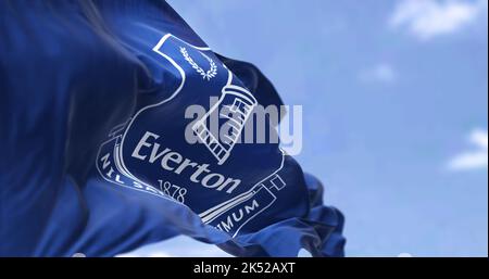 Liverpool, Großbritannien, Sept. 2022: Die Flagge des Fußballvereins Everton winkt im Wind. Everton FC ist ein professioneller Fußballverein mit Sitz in Liverpool, England Stockfoto