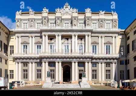 Dogenpalast von Genua (Genua) an der Piazza Matteotti mit seiner neoklassizistischen Fassade. Hauptstadt der Region Ligurien, Italien. Piazza Matteotti mit seiner Neoklasse Stockfoto