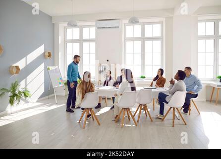 Ein vielseitiges Team junger Geschäftsleute, die in einem modernen Büro ein Geschäftstreffen abhalten Stockfoto