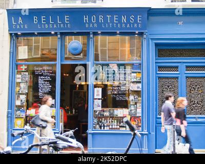 Bar und Bibliotheksgeschäft La Belle Hortense im Pariser Stadtteil Le Marais in Frankreich die Menschen, die an ihnen vorbei gehen, sind bewegungsunscharf. Stockfoto