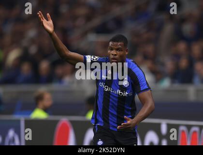 Mailand, Italien, 4.. Oktober 2022. Denzel Dumfries vom FC Internazionale reagiert beim UEFA Champions League-Spiel der Gruppe C in Giuseppe Meazza, Mailand. Bildnachweis sollte lauten: Jonathan Moscrop / Sportimage Stockfoto