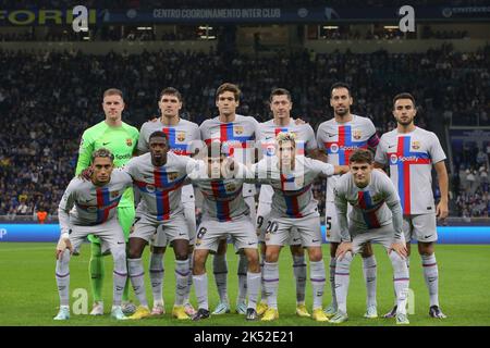 Mailand, Italien, 4.. Oktober 2022. Der FC Barcelona, der mit elf Startaufzügen ein Teamfoto vor dem Start anstellte, in der hinteren Reihe ( L bis R ); Marc-Andre Ter Stegen, Andreas Christensen, Marcos Alonso, Robert Lewandowski, Sergio Busquets und Eric Garcia, erste Reihe ( L bis R ); Raphinha, Ousmane Dembele, Pedri, Sergi Roberto und Gavi, beim UEFA Champions League-Spiel der Gruppe C bei Giuseppe Meazza, Mailand. Bildnachweis sollte lauten: Jonathan Moscrop / Sportimage Stockfoto