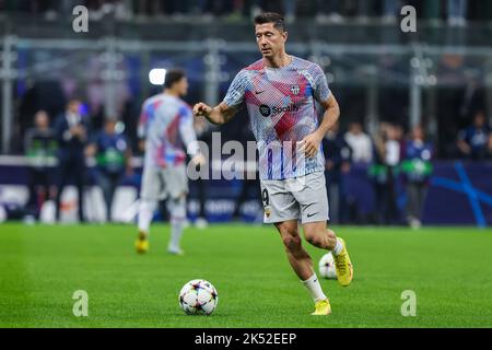 Mailand, Italien. 04. Oktober 2022. Robert Lewandowski vom FC Barcelona erwärmt sich während der UEFA Champions League 2022/23 Gruppenphase - Gruppe C Fußballspiel zwischen FC Internazionale und FC Barcelona im Giuseppe Meazza Stadium, Mailand, Italien am 04. Oktober 2022 Quelle: Independent Photo Agency/Alamy Live News Stockfoto