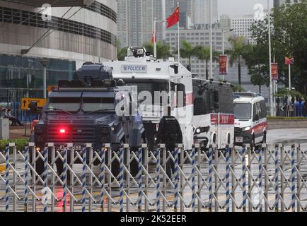 Ein Tag vor dem 73.. Jahrestag der Gründung der Volksrepublik China in Wan Chai werden vor dem Hong Kong Exhibition and Convention Center (HKCEC) die Polizeipanzerwagen HHabertoothHand Water Cannon Truck geparkt. 30SEP22 SCMP/Yik Yeung-man Stockfoto