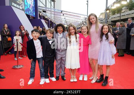 Alisha Weir (Mitte) und seine Mitbesetzung kommen zur Weltpremiere von Roald Dahls Matilda im BFI Southbank in London während des BFI London Film Festivals. Bilddatum: Mittwoch, 5. Oktober 2022. Stockfoto