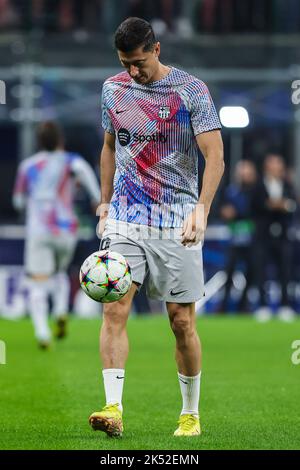 Robert Lewandowski vom FC Barcelona erwärmt sich während des UEFA Champions League 2022/23 Gruppenspiels der Gruppe C zwischen dem FC Internazionale an Stockfoto