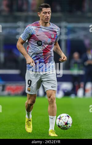 Mailand, Italien. 04. Oktober 2022. Robert Lewandowski vom FC Barcelona erwärmt sich während der UEFA Champions League 2022/23 Gruppenphase - Gruppe C Fußballspiel zwischen FC Internazionale und FC Barcelona im Giuseppe Meazza Stadium, Mailand, Italien am 04. Oktober 2022 Quelle: Independent Photo Agency/Alamy Live News Stockfoto