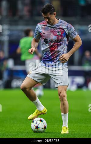 Mailand, Italien. 04. Oktober 2022. Robert Lewandowski vom FC Barcelona erwärmt sich während der UEFA Champions League 2022/23 Gruppenphase - Gruppe C Fußballspiel zwischen FC Internazionale und FC Barcelona im Giuseppe Meazza Stadium, Mailand, Italien am 04. Oktober 2022 Quelle: Independent Photo Agency/Alamy Live News Stockfoto