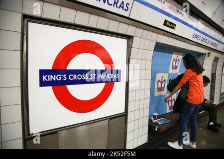 London, Großbritannien. 05. Oktober 2022. U-Bahnstation King's Cross St. Pancras in London. (Foto: Dinendra Haria/SOPA Images/Sipa USA) Quelle: SIPA USA/Alamy Live News Stockfoto